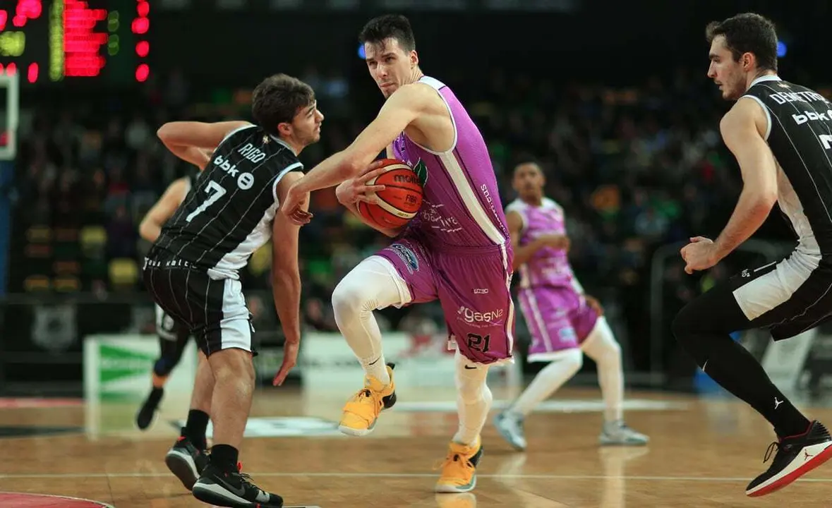 Nedim Dedovic penetrando a canasta el pasado curso con Araberri | Foto: FEB