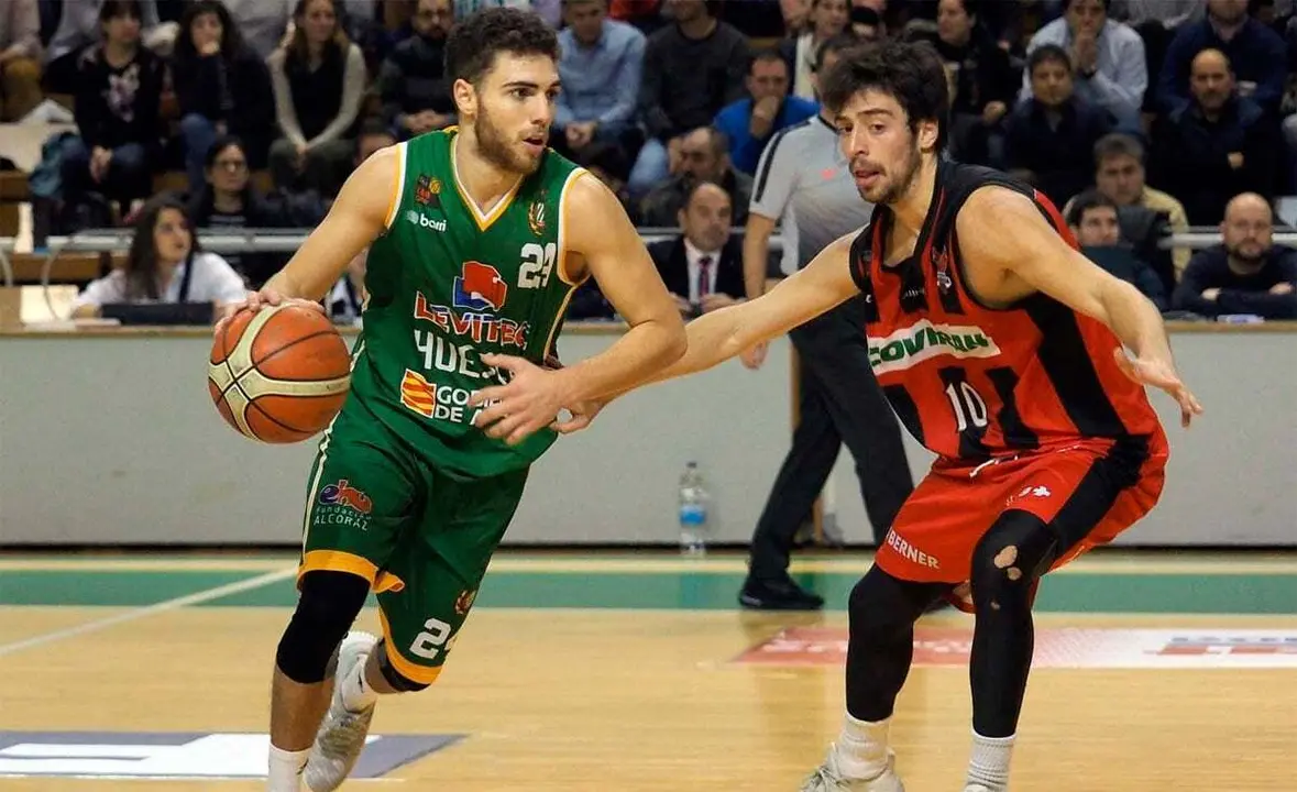 Dani Garc&iacute;a durante una acci&oacute;n ante Granada en la pasada temporada | Foto: C.Pascual