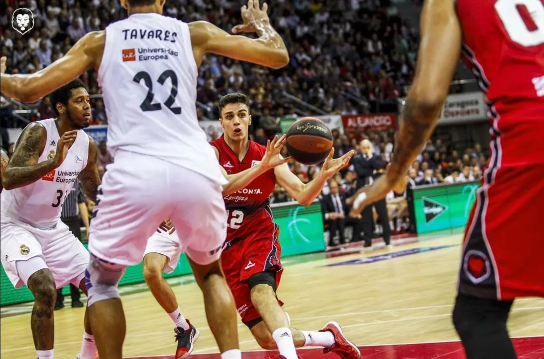 Carlos Aloc&eacute;n encara a Walter Tavares, del Real Madrid. Foto: Esther Casas/Tecnyconta Zaragoza