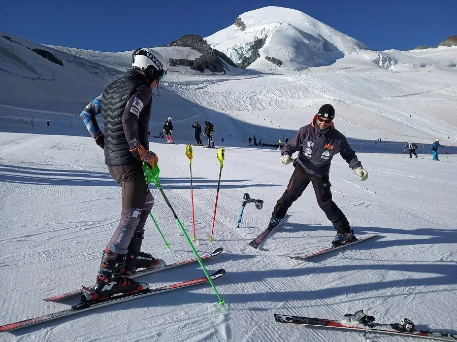 Imagen de una de las correcciones sobre la nieve suiza de Saas Fee. Foto: rfedi