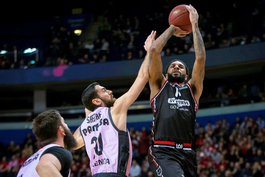 DJ Seeley, con el Lietuvos Ryas ante el ex ca&iacute;sta Joan Sastre (Valencia Basket). Foto: Rytas