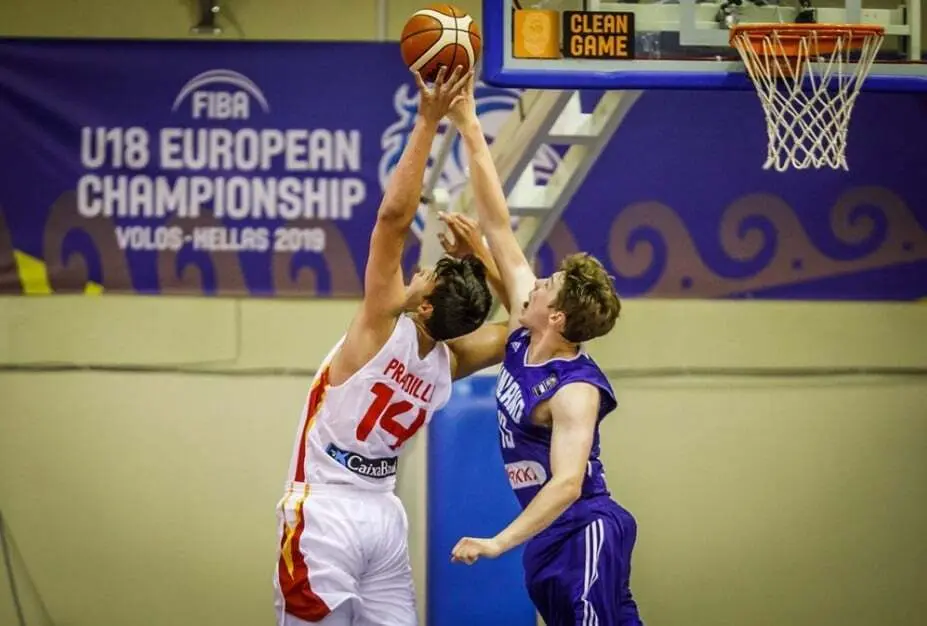 Jaime Pradilla lucha por un rebote. Foto: FIBA