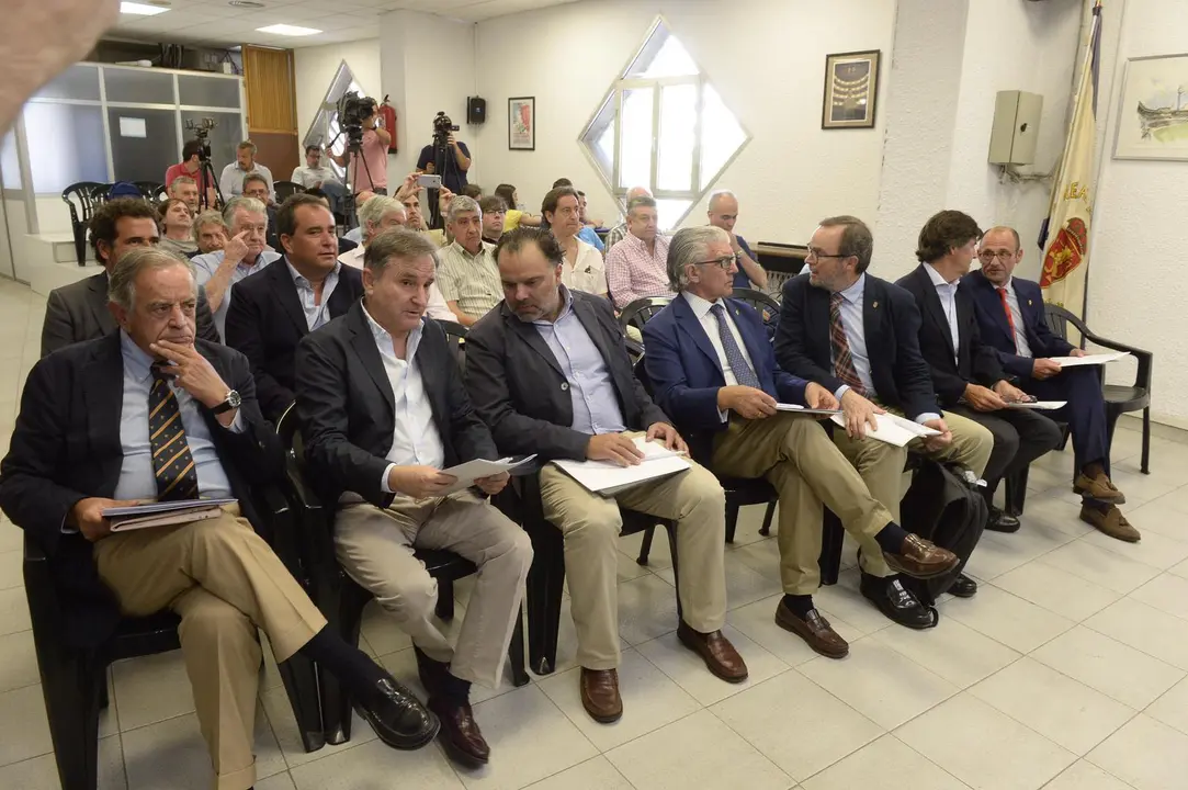 Junta Accionistas del Real Zaragoza en La Romareda. En el centro de la imagen, C&eacute;sar Alierta y Fernando de Yarza. En sus costados, Fernando S&aacute;inz de Varanda e Iribarren.  Foto: Real Zaragoza