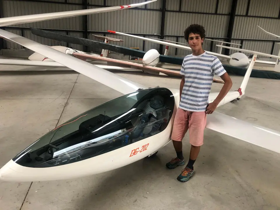 Nacho Burgos, en el aer&oacute;dromo de Santa Cilia desde donde vol&oacute; al puerto de la Bonaigua. Foto: Aer&oacute;dromo Santa Cilia