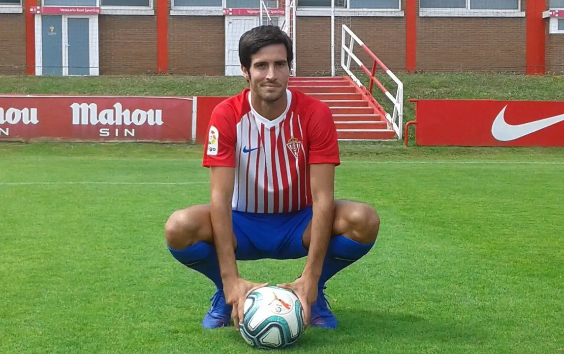 Marc Valiente el d&iacute;a de su presentaci&oacute;n con el Sporting | Foto: La Voz de Asturias
