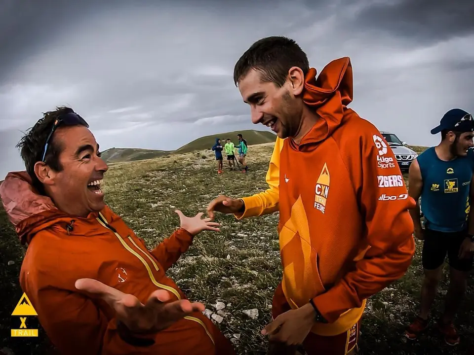 Dani Osanz recibe la felicitaci&oacute;n de un t&eacute;cnico de la Fedme tras acabar el KV. Foto: Fedme