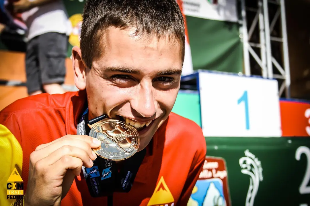 Dani Osanz muerde una de las medallas conseguidas en el mundial de Italia. Foto: Fedme