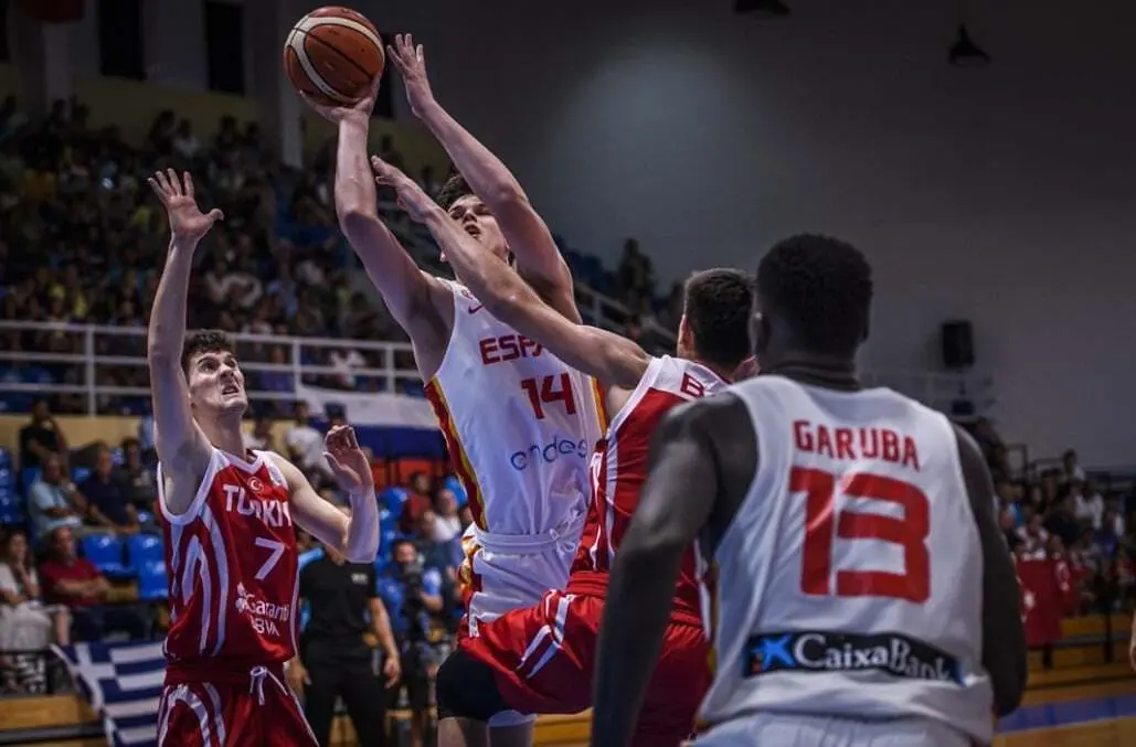 Jaime Pradilla se hace con un valioso rebote. Foto: FIBA