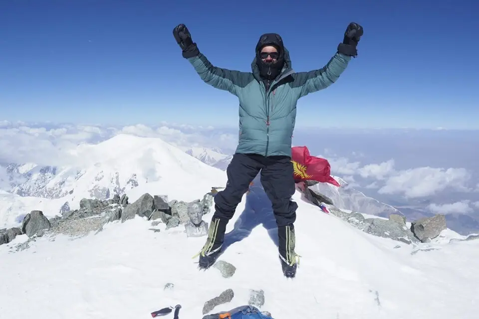 El socio de Monta&ntilde;eros de Arag&oacute;n Javier Camacho en la cima del pico Lenin a la que lleg&oacute; el 1 de agosto. Foto: FB Javier Camacho