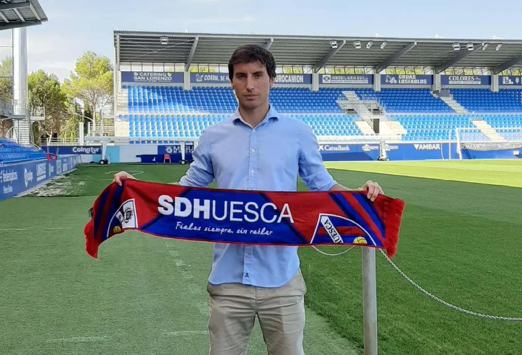 Mosquera, durante su presentaci&oacute;n como nuevo jugador de la SD Huesca. | Foto: Alberto Liz&aacute;ldez 
