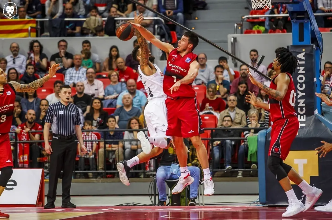Jonathan Barreiro tapona a Taylor en el partido de la temporada pasada. Foto: Esther Casas/Basket Zaragoza