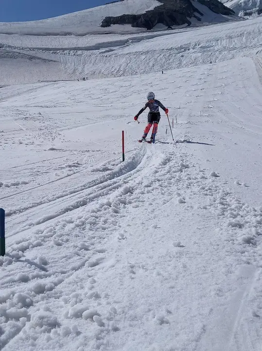 Miembro del equipo durante un entrenamiento en Saas-Fee. | Foto: CETDI  Arag&oacute;n