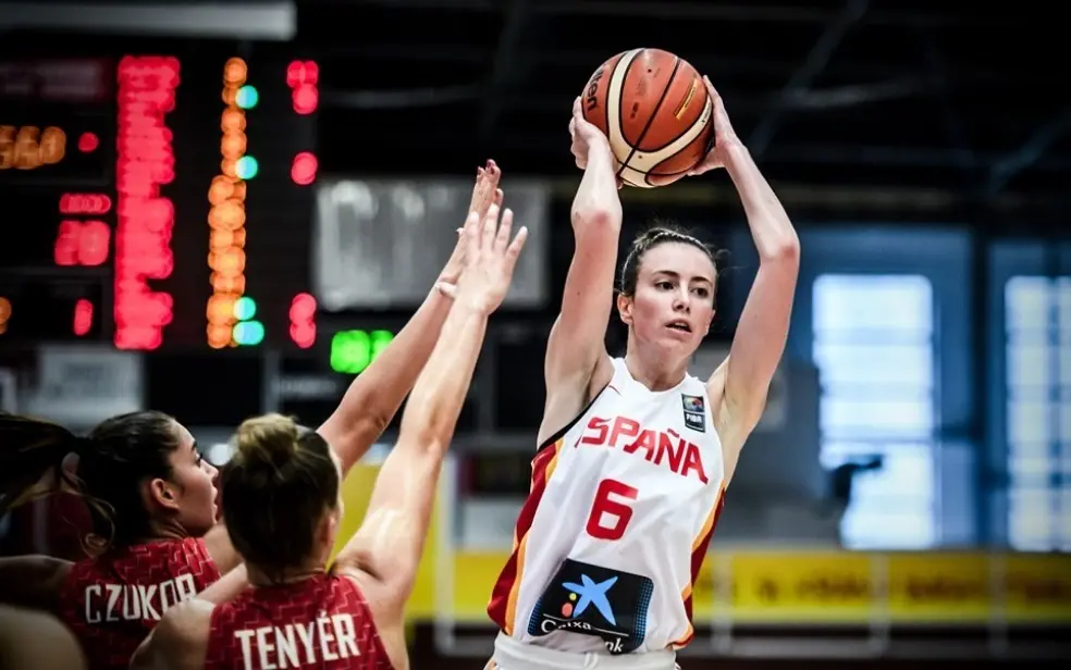 Aina Ayuso busca una l&iacute;nea de pase. Foto: FIBA