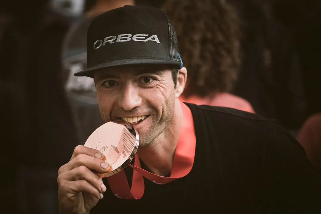 C&eacute;sar Gair&iacute;n prueba el metal tras subir al caj&oacute;n en las EWS de Whistler. Foto: Kike Abelleira