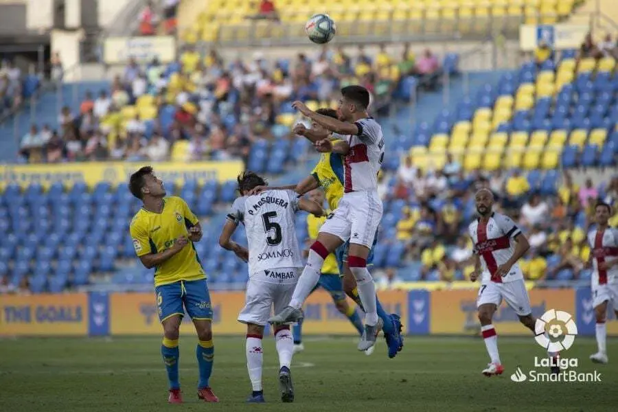Mosquera, en una jugada de esta tarde en el partido UD Las Palmas - SD Huesca. Foto: LFP