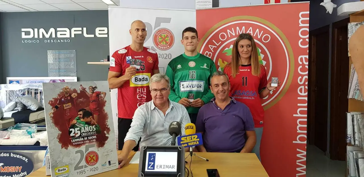 De pie los capitanes de los tres equipos del BM Huesca, y sentados los directivos Fernando Udina y Daniel Ram&iacute;rez , en la presentaci&oacute;n de la campa&ntilde;a de socios en Colchoner&iacute;a Zerimar. Foto: BM Huesca