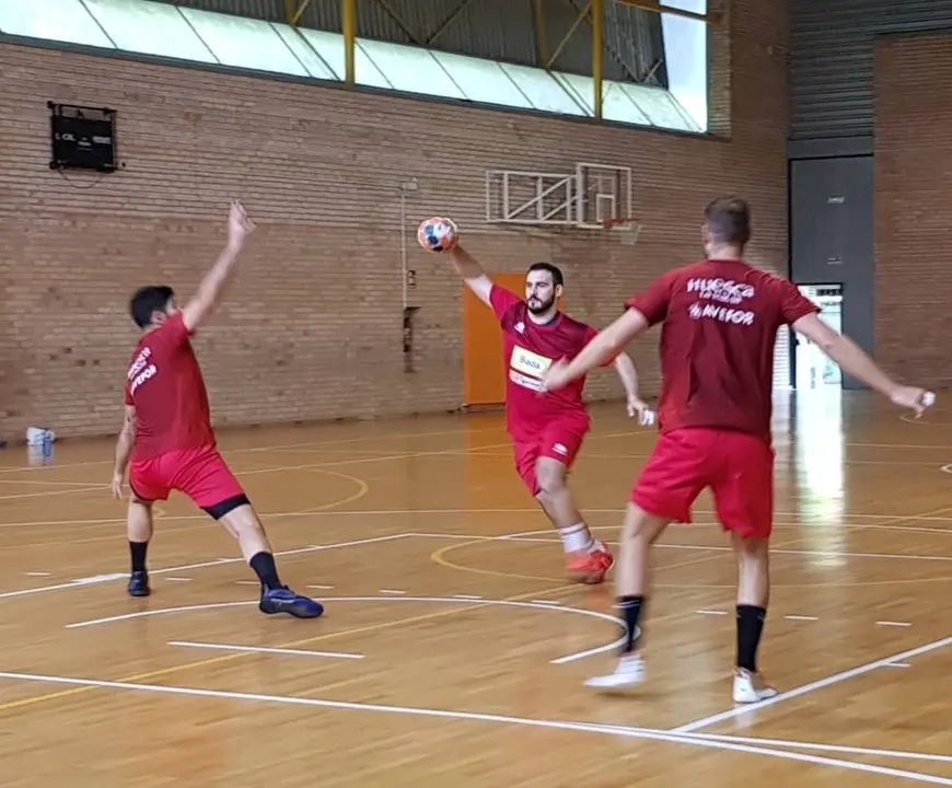 A la izquierda de la imagen Joao Pinto en un entrenamiento de esta semana del Bada Huesca que este viernes se desplaza a Santander. Foto: BM Huesca