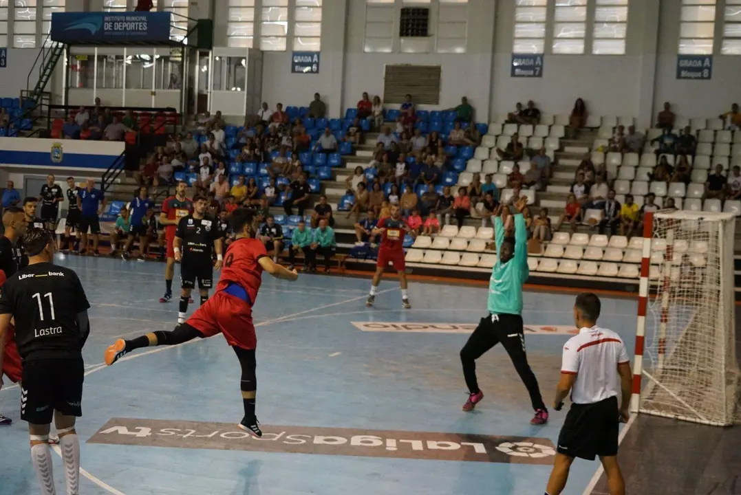Camas lanza a porter&iacute;a en el amistoso entre el Liberbank Cantabria - Bada Huesca del torneo Goberno de Cantabria. Foto: BM Huesca
El nombre de archivo no es v&aacute;lido.

[Aceptar]