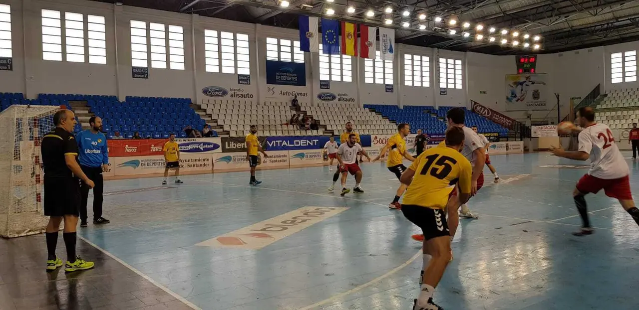 El Bada Huesca en un ataque contra Cuenca en el  amistoso del torneo Gobierno de Cantabria. Foto: BM Huesca
