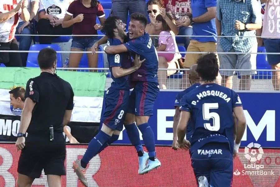 Los jugadores del Huesca celebran el gol de Eugeni contra el D&eacute;por. Foto: LFP