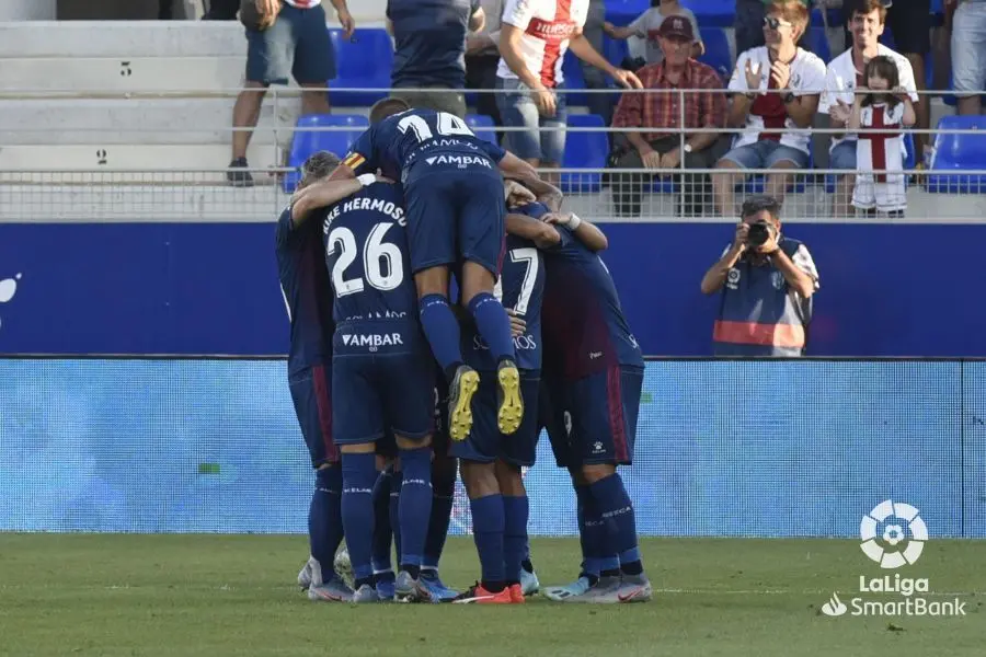 La SD Huesca celebra un gol frente al Deportivo de la Coru&ntilde;a. | Foto: LaLiga