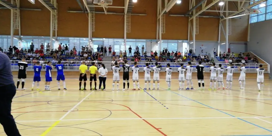 Los dos equipos, antes de empezar el choque. Foto: Industrias Santa Coloma