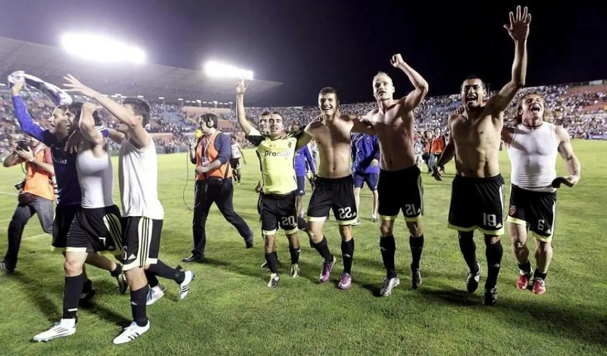 El Real Zaragoza celebrando la salvaci&oacute;n. | Foto: EFE