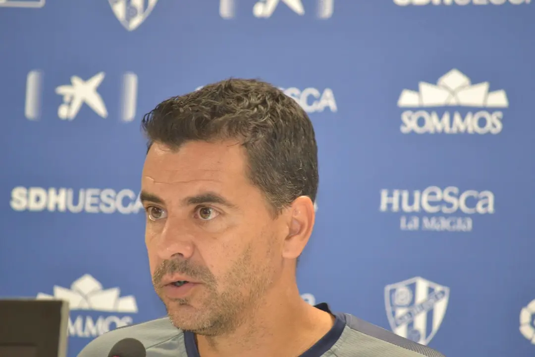 M&iacute;chel, entrenador del Huesca, en una imagen de archivo durante una rueda de prensa. Foto: Sportaragon.com