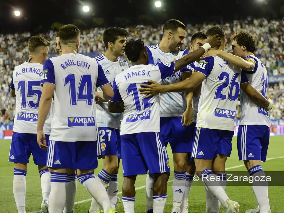 Los jugadores zaragocistas celebran el gol de Su&aacute;rez en la primera vuelta ante el Elche. Foto: Real Zaragoza