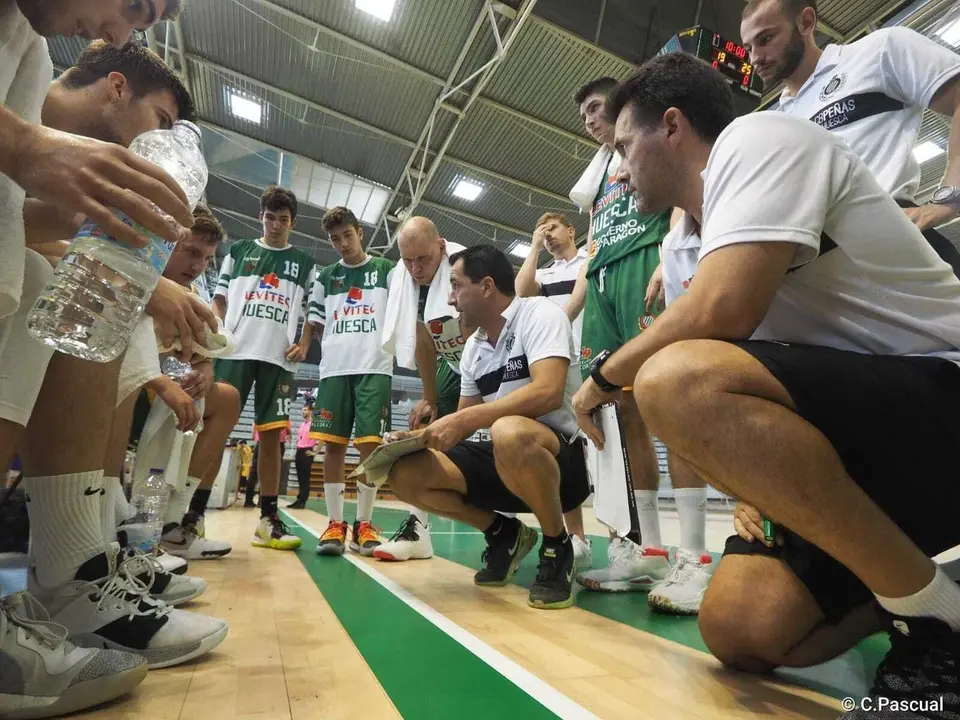 Arenas, en un tiempo muerto del Levitec Huesca contra el CB Pardinyes. Foto: C.Pascual