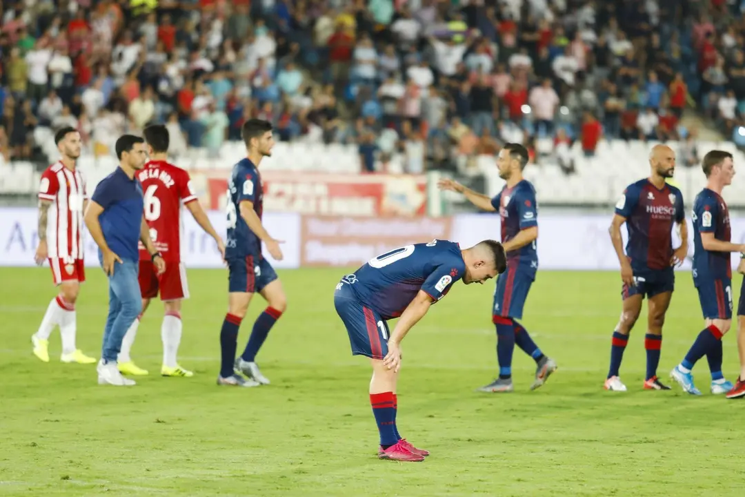Los jugadores tras el pitido final. | Foto: SD Huesca