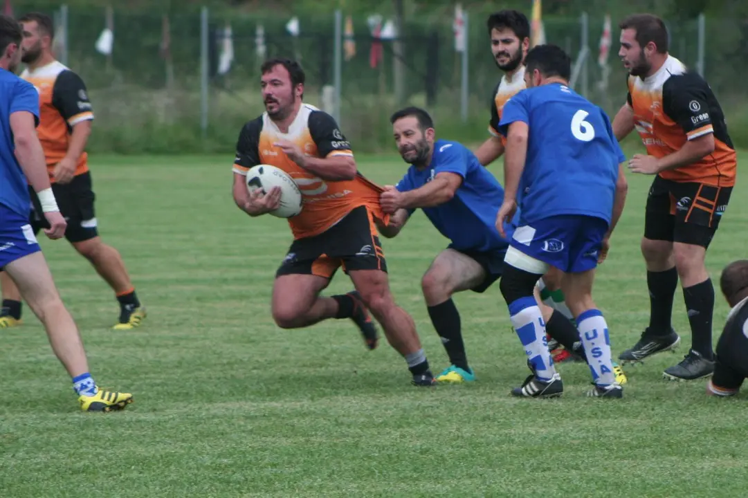 Una jugada del partido entre el Quebrantahuesos y el equipo de Bedous con el que se abri&oacute; el campo de rugby de Monz&oacute;n. Foto: QRM