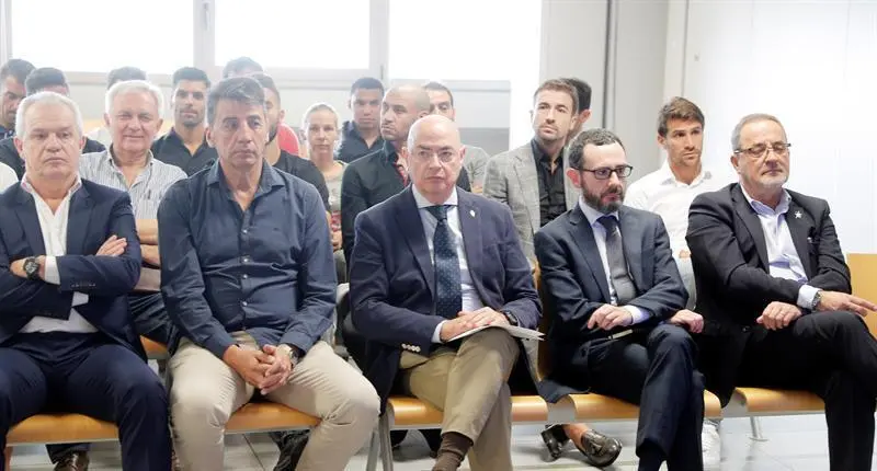 El expresidente del Zaragoza, Agapito Iglesias y el exentrenador, Javier Aguirre, entre otros, durante el primer gran juicio en Espa&ntilde;a por el posible ama&ntilde;o de un encuentro. Foto: EFE