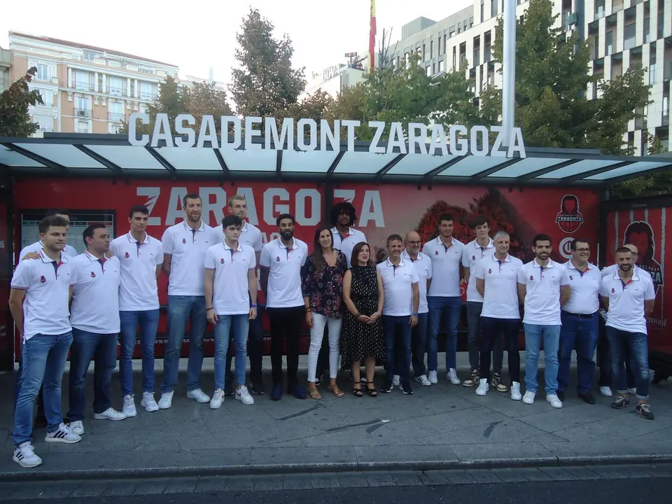 La plantilla de Casademont Zaragoza, en la plaza Espa&ntilde;a. Foto: SPORTARAGON