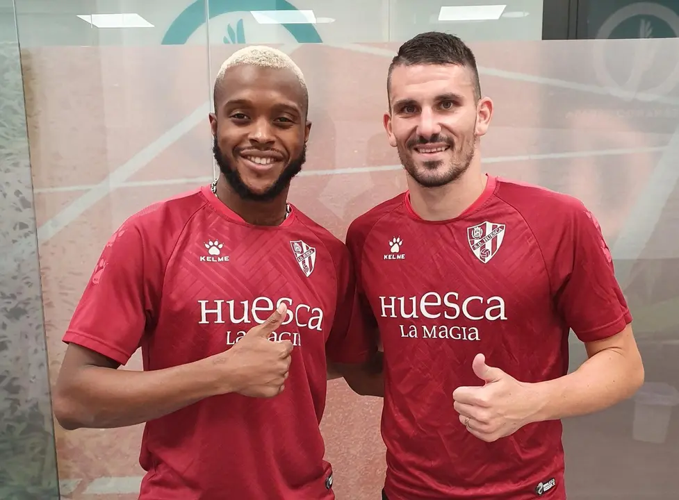 Doukour&eacute; y Datkovic posan con la camiseta del Huesca. | Foto: SD Huesca