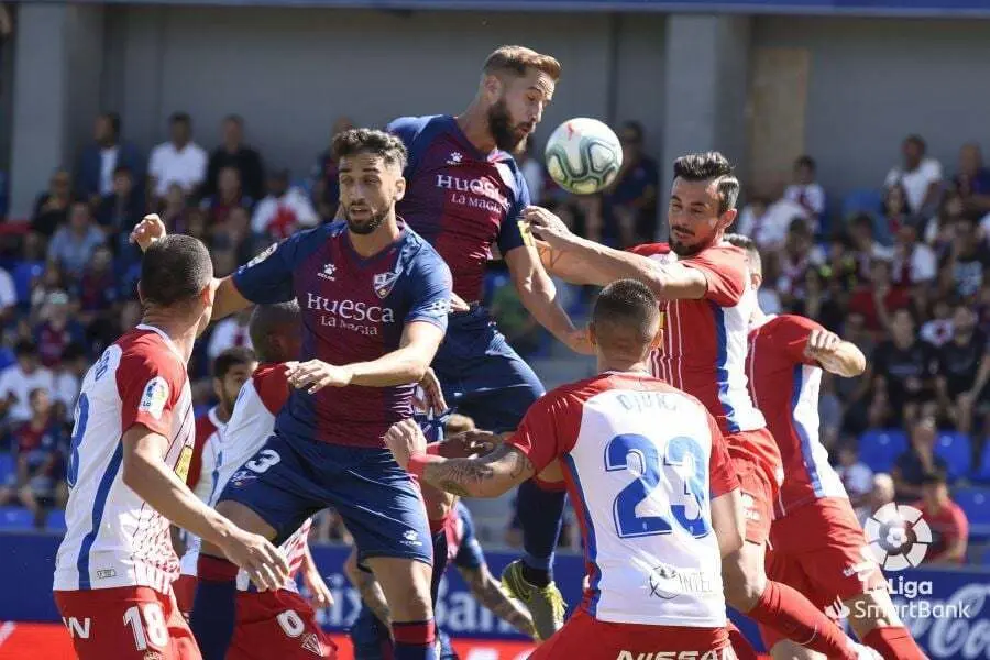 Josu&eacute; S&aacute;, por delante de Pulido, en una jugada de la SD Huesca - Sporting de Gij&oacute;n. | Foto LFP