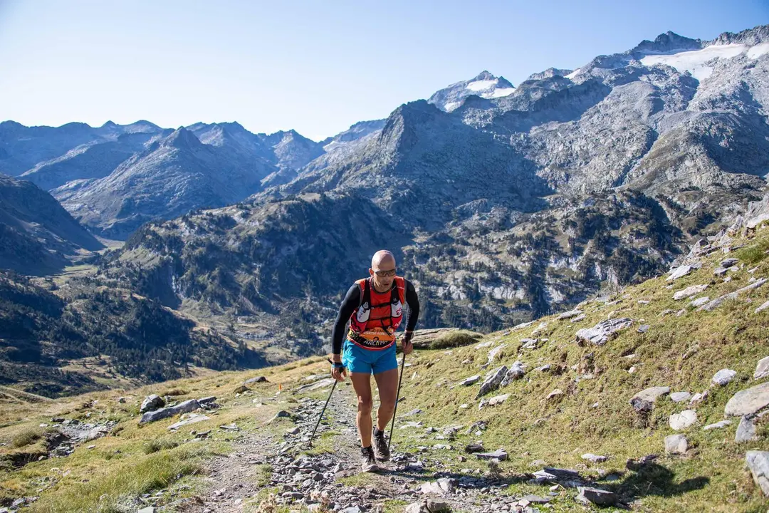 To&ntilde;o Algueta en una parte del trazado de la Trail 2 Heaven con un espectacular fondo. Foto: Trail 2 Heaven