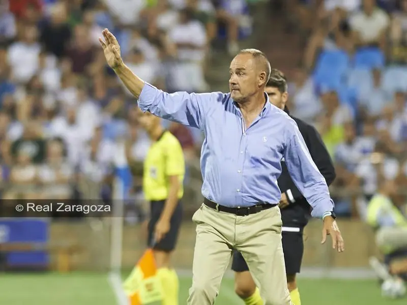 V&iacute;ctor Fern&aacute;ndez dando &oacute;rdenes a sus futbolistas. Foto: Real Zaragoza