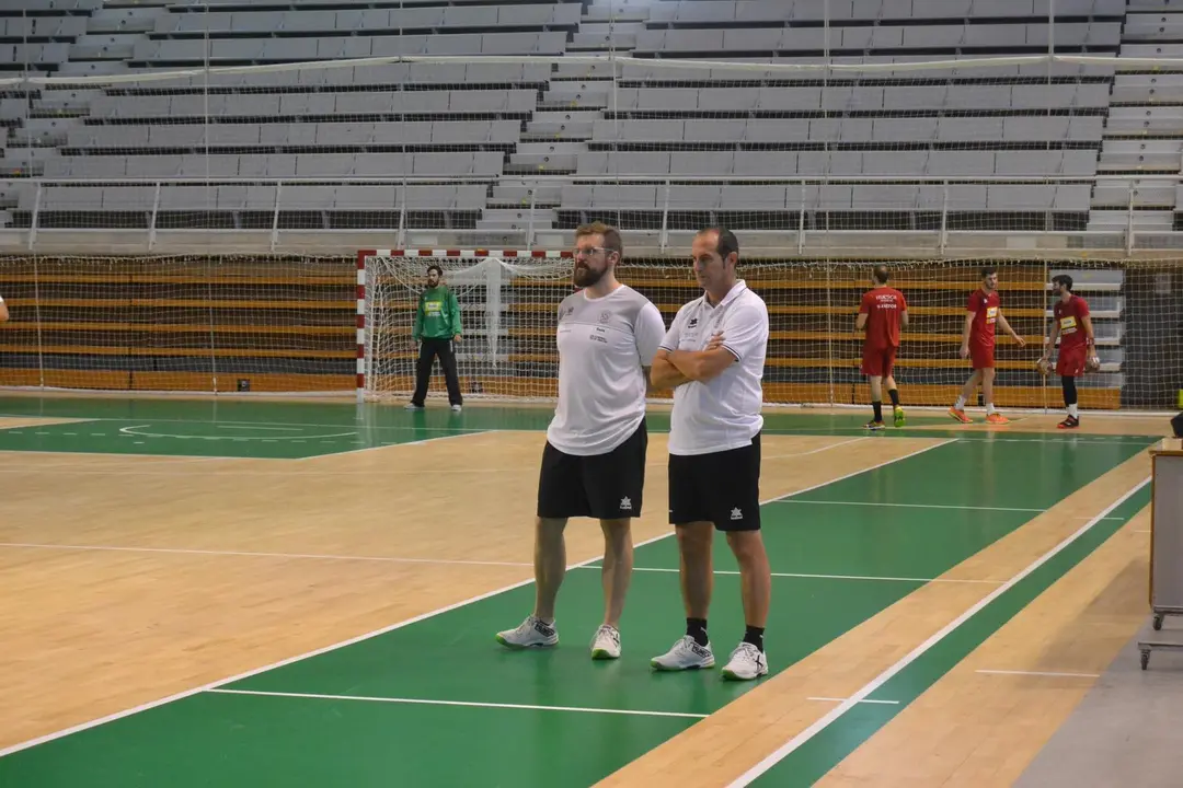 Fernando P&eacute;rez y Jos&eacute; Francisco Nolasco observan a sus jugadores durante un entrenamiento del Bada Huesca. Foto: Sportaragon