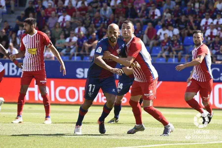 Rico pugna por la posici&oacute;n con un jugador del Sporting de Gij&oacute;n en El Alcoraz. Foto: LFP
