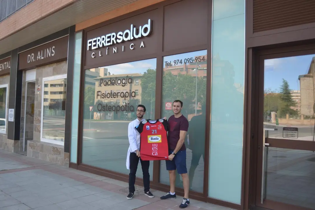 Oier con Sergio Ferrer a las puertas de la cl&iacute;nica Ferrer Salud que esta temporada patrocina al extremo vasco del Bada Huesca. Foto: Sportaragon