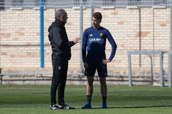 Baselga y V&iacute;ctor hablan en la Ciudad Deportiva. Foto: Real Zaragoza