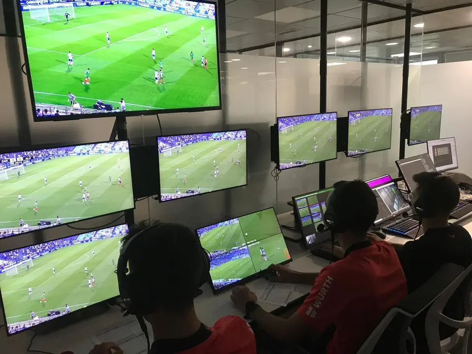 Sala de VAR durante el Real Zaragoza Alav&eacute;s | Foto: RFEF