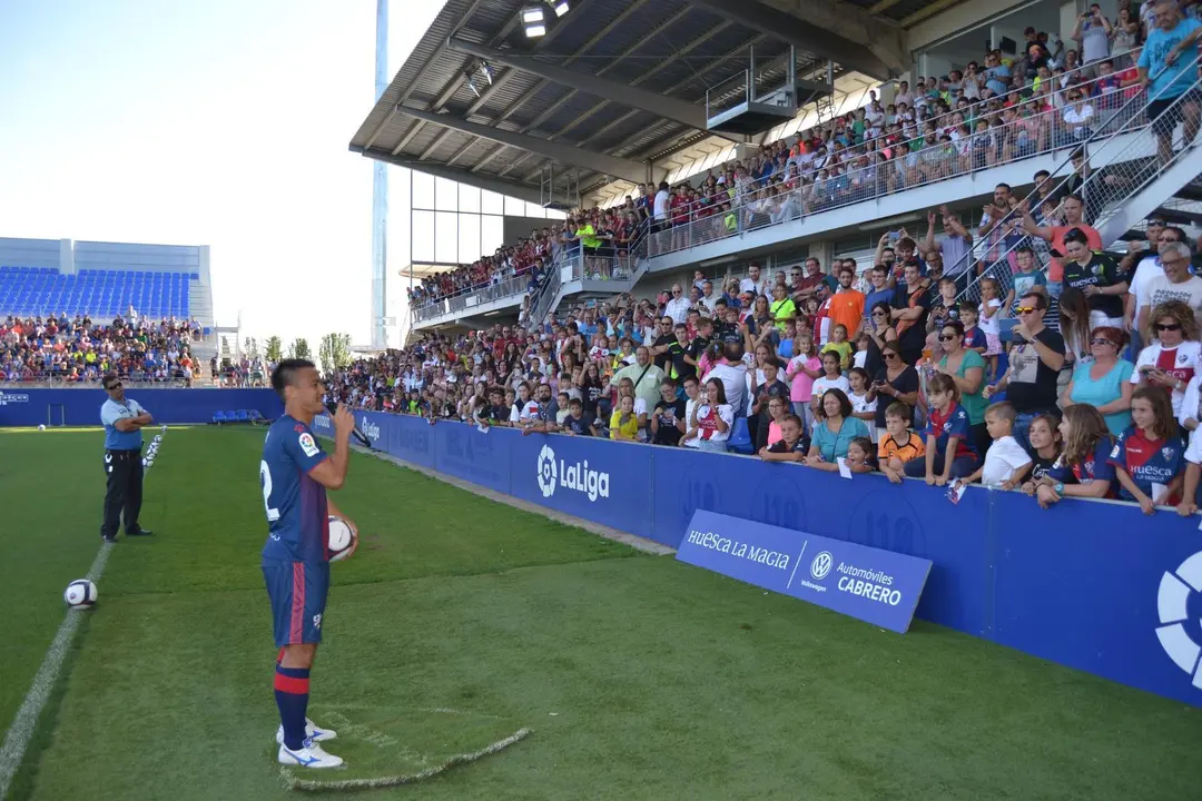 Okazaki se dirige a los aficionados del Huesca para agradecer su presencia en su presentaci&oacute;n como jugador del Huesca. Foto: Sportaragon