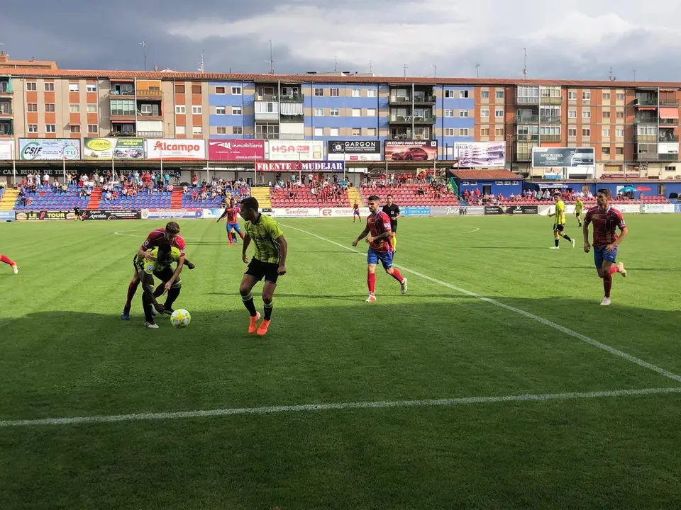 El CD Teruel juega en Tercera Divisi&oacute;n en su campo Pinilla contra el Deportivo Arag&oacute;n | Foto: Raquel S&aacute;nchez