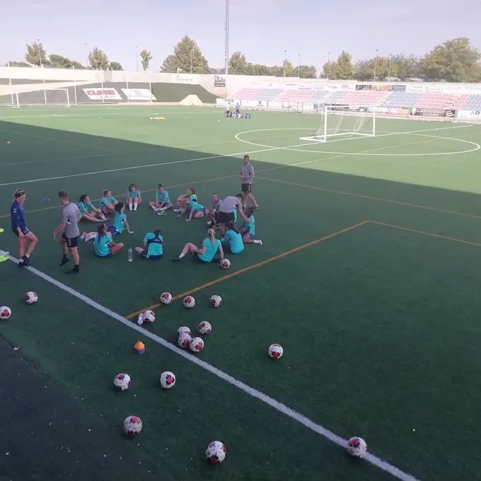 El Zaragoza CFF en una sesi&oacute;n de entrenamiento antes de tener que dejar el Pedro Sancho. Foto: Zaragoza CFF