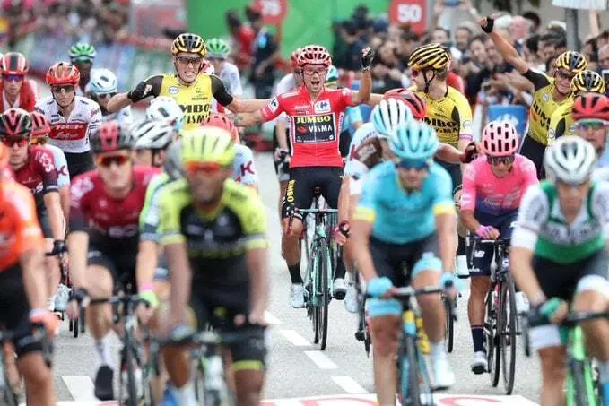 Roglic y el pelot&oacute;n cruzando la meta de Madrid | Foto: Photo G&oacute;mez Sport