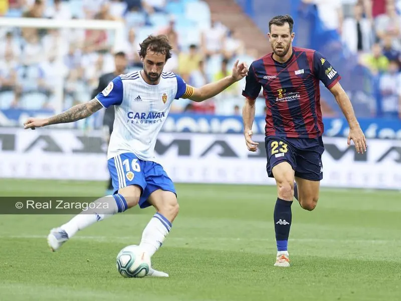 Eguaras se prepara para pasar el esf&eacute;rico. Foto: Real Zaragoza