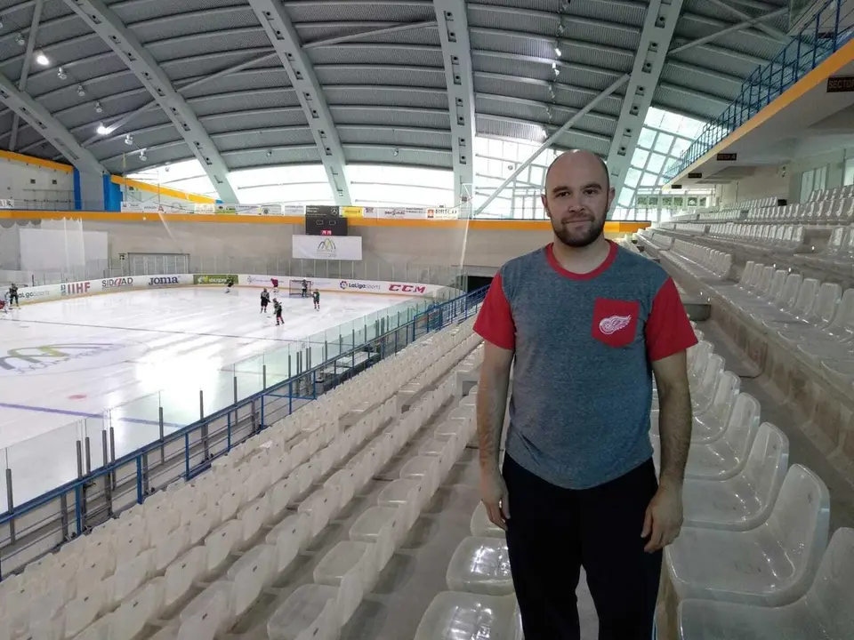 Guillermo Betr&aacute;n, del CH Jaca, en la Pista de Hielo de Jaca. | Foto: V&iacute;ctor Rap&uacute;n