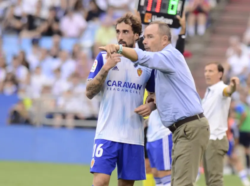 V&iacute;ctor dando indicaciones a Eguaras. Forto: Real Zaragoza